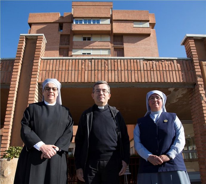 Luis Argüello con representantes de las Hermanitas de los Pobres y Marta y María