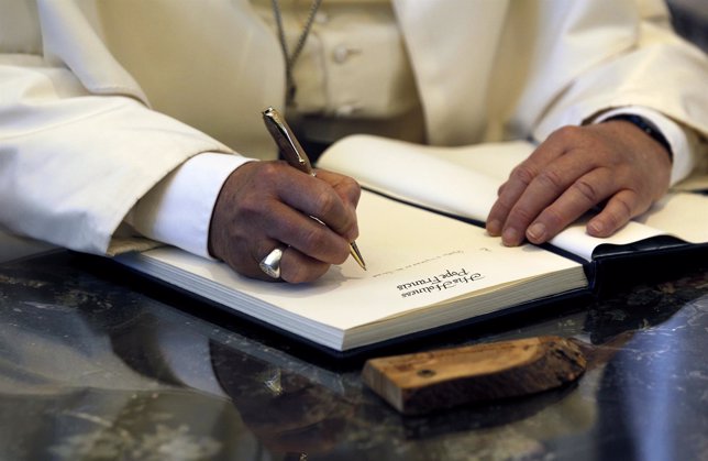 El Papa Francisco escribe una nota en el libro de visitas en Jerusalén