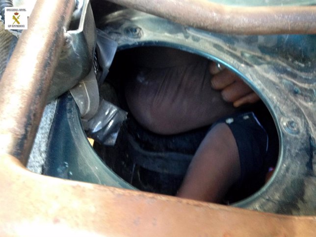Inmigrante oculto en un doble fondo de un vehículo interceptado en Melilla