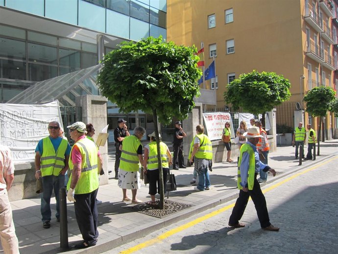 Afectados de Montes junto a la sede del Gobierno