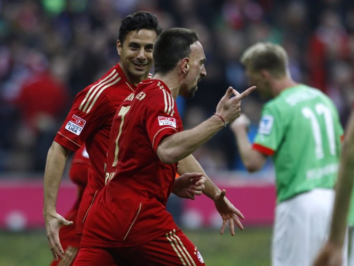 Ribery y Pizarro celebran un gol del Bayern Munich