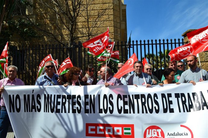 Concentración de CCOO y UGT ante la Subdelegación del Gobierno en Cádiz