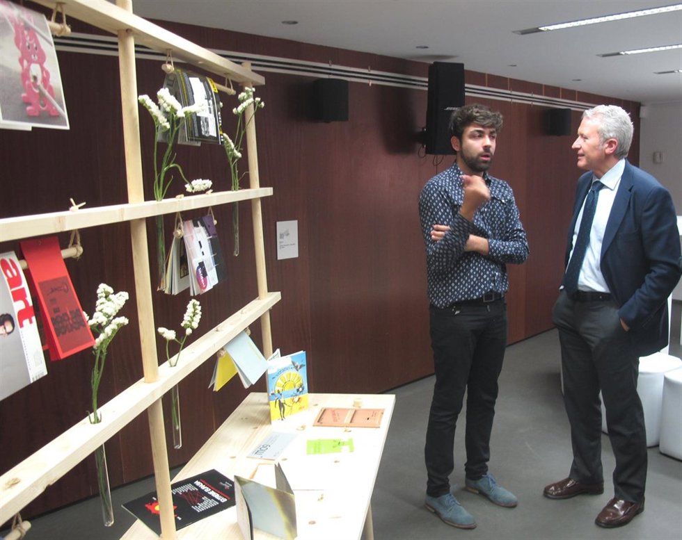 Del Río con el artista Javier Peña que expone en el IRJ