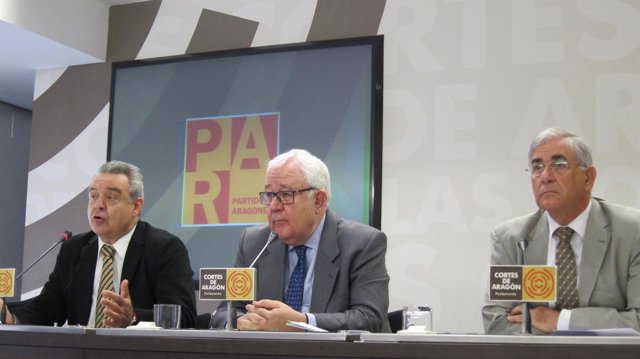 Diputados del PAR Alfredo Boné y Manu Blasco y presidente de las Cortes, Biel