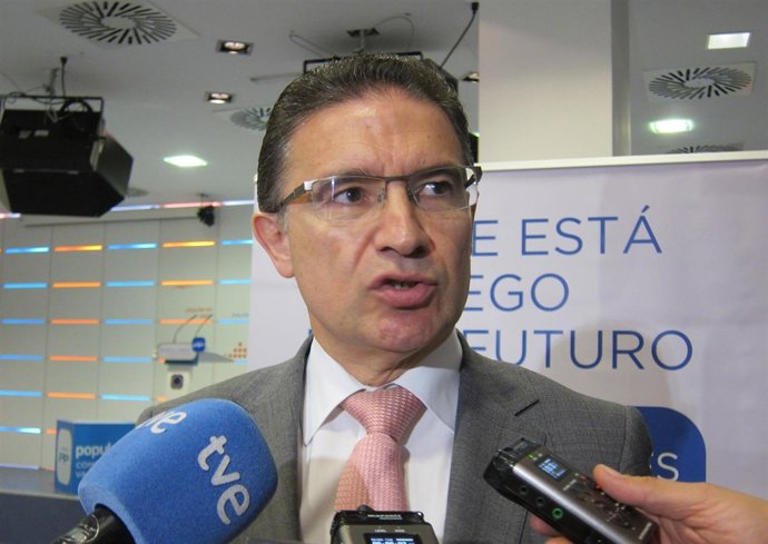 Castellano atendiendo a los medios de comunicación 