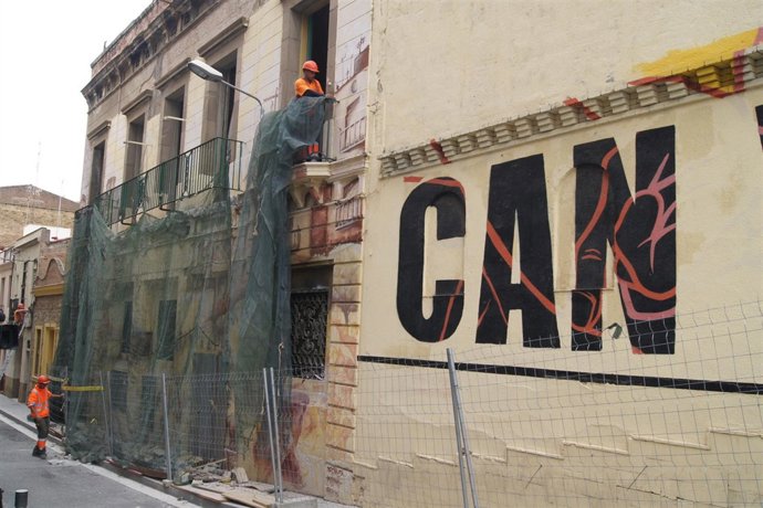 Operarios empezando el derribo de Can Vies