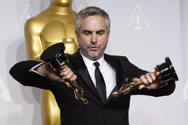 Alfonso Cuaron con las estatuillas del Oscar