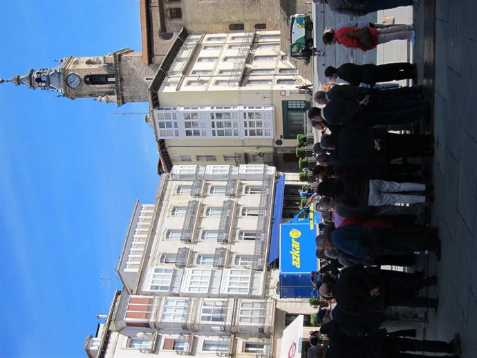 Un grupo de turistas en la plaza virgen blanca de vitoria