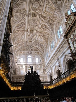 Bóveda y coro de la Catedral de Córdoba, inscrita en la antigua mezquita