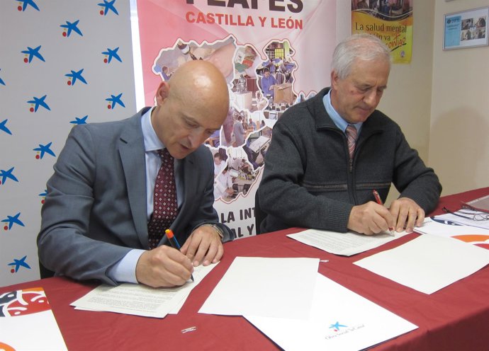 Fernando Lores (i) y Jesús Corrales (d) firman el convenio de colaboración