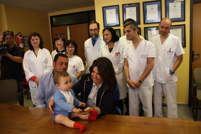 Alonso con sus padres y personal sanitario