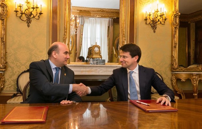 Morras y Noval tras la firma del acuerdo