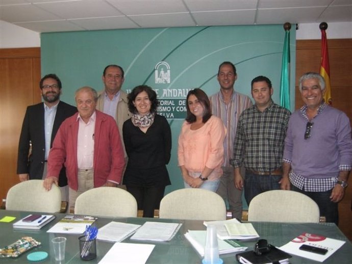 María Villaverde con los representantes del sector del camping. 