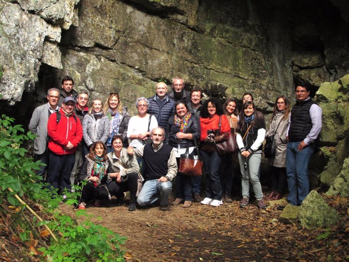 Participantes durante la visita a la cueva del Pendo