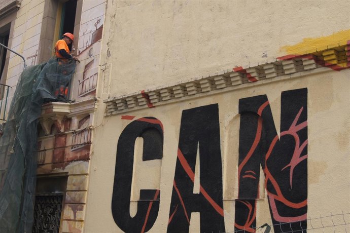 Operarios empezando el derribo de Can Vies