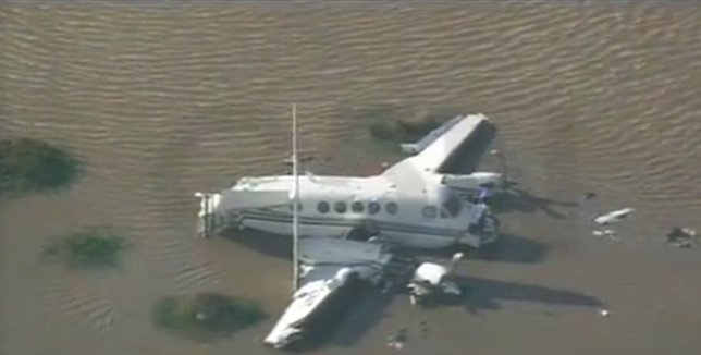 Sobreviven tras caer avión al Río La Plata