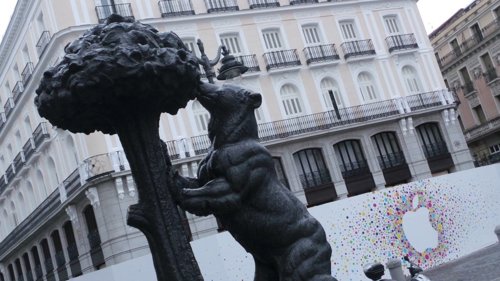 Logotipo de Apple oso y el madroño en la Puerta del Sol Apple Stor tienda