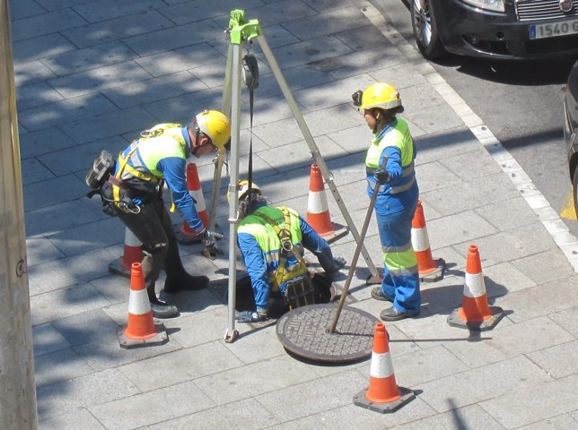 Obreros, obras, obra pública, alcantarilla, operarios, reparación