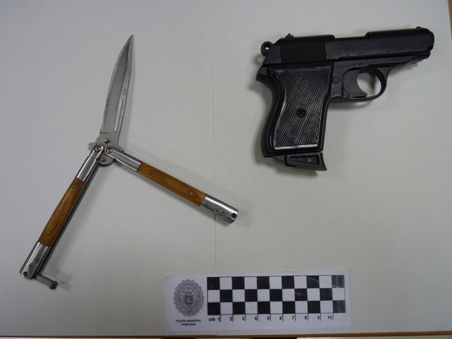 Pistola y navaja intervenidas por la Policía Municipal de Pamplona.