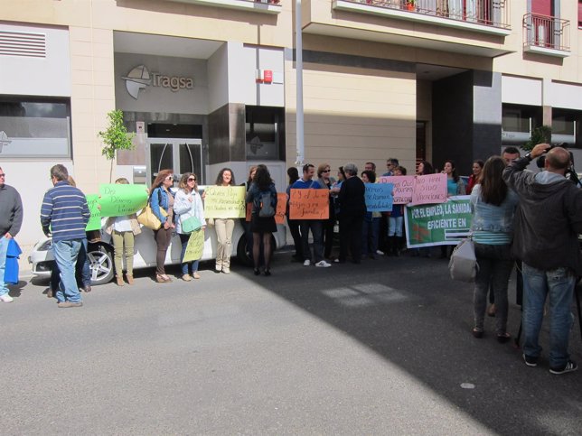 Trabajadores de Tragsa protestan en las puertas de la oficina de Mérida