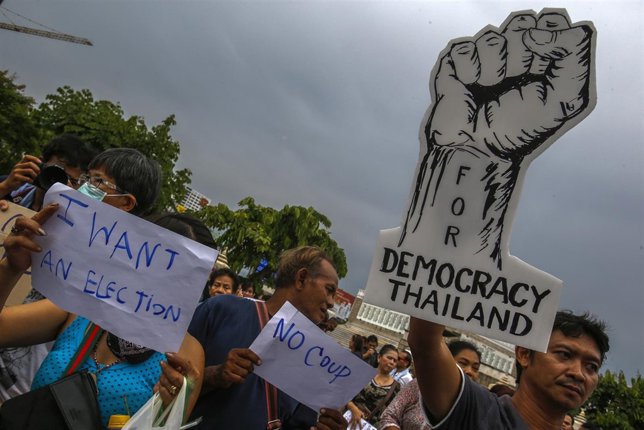 Manifestantes protestan en Tailandia por el Golpe de Estado.