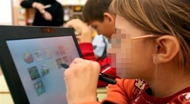 Una escolar con una tablet