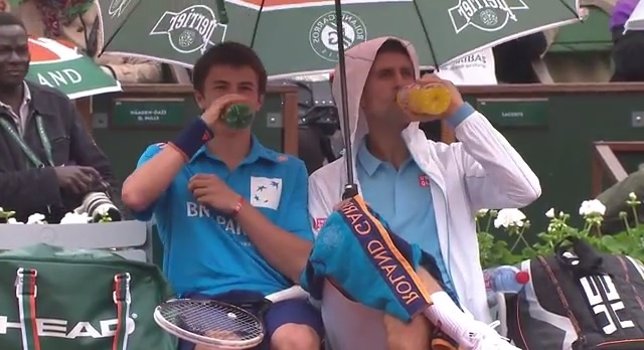 Novak Djokovic y el recoge-pelotas