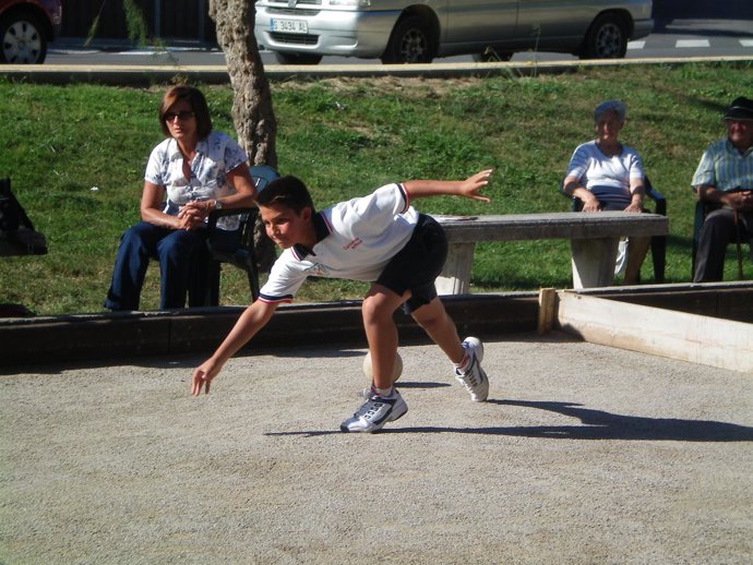 Niños Jugando A Los Bolos 