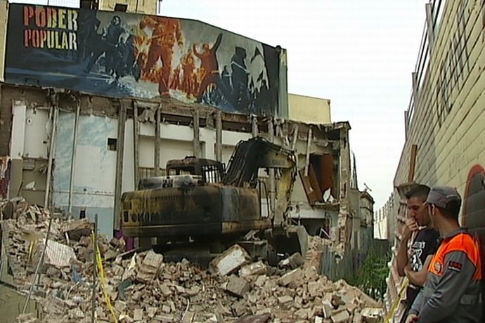 Excavadora quemada durante los altercados en Can Vies