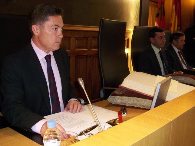 El presidente en funciones, Marcos Martínez, junto al asiento vacío de Carrasco