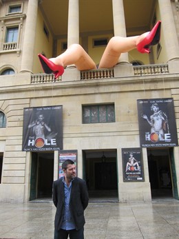 El humorista Quequé ante el Teatro Gayarre