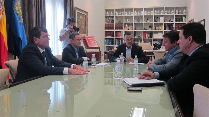 El presidente de la Diputación de Huelva, Ignacio Caraballo, con Alonso Luján.