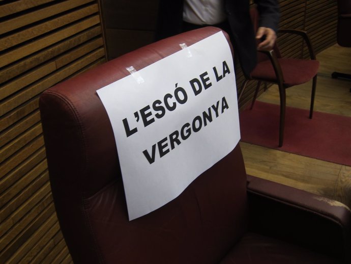 Escaño de Rafael Blasco en las Corts con el cartel colocado por EU