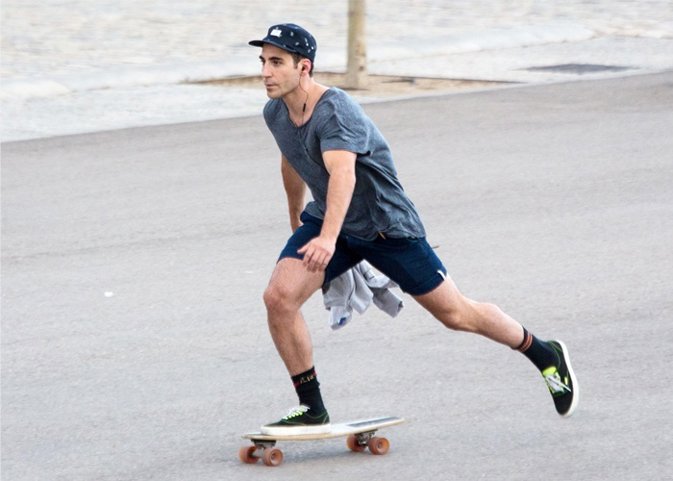 Miguel ángel silvestre rememora su infancia con el patienete