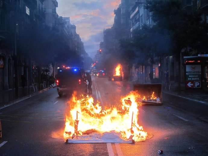 Disturbios tras la manifestación por el desalojo de 'Can Vies'