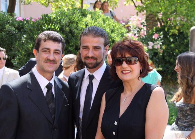 Mario Biondo con sus padres
