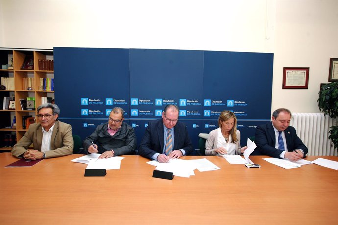 Firma de renovación del convenio entre la Diputación y la Universidad Popular