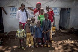 Ramatou y sus siete hijos posan frente a su refugi