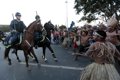 Arcos y flechas VS Policía en una protesta contra el Mundial