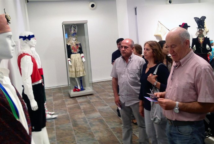 Muestra de trajes típicos en la Sala de la Provincia. 