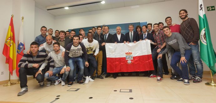 El presidente cántabro recibe a jugadores del Racing 