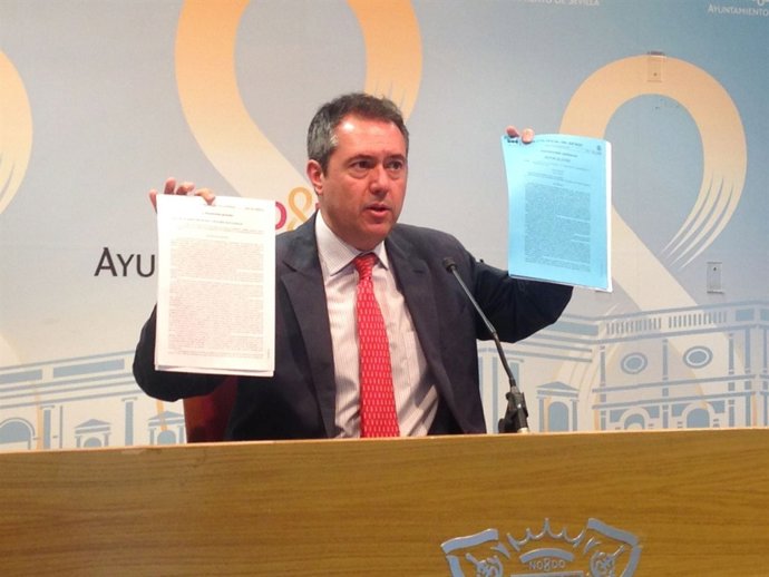 Espadas avisa del peligro que se cierne sobre los servicios sociales.