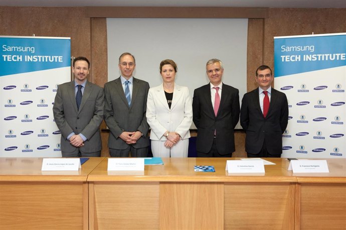 Representantes de Samsung y la UPM en la inauguración de Tech Institute