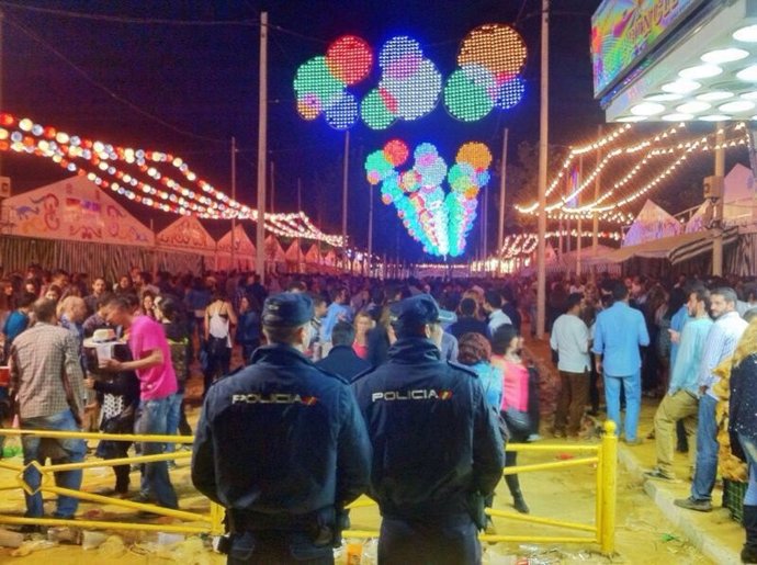 Dos agentes del CNP en servicio durante la Feria de El Puerto