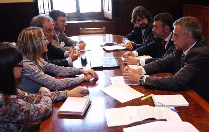 El conseller Santi Vila se reúne con los alcaldes de Cunit y Calafell
