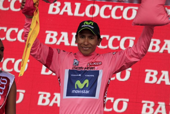 Nairo Quintana en el Giro de Italia celebra el liderato