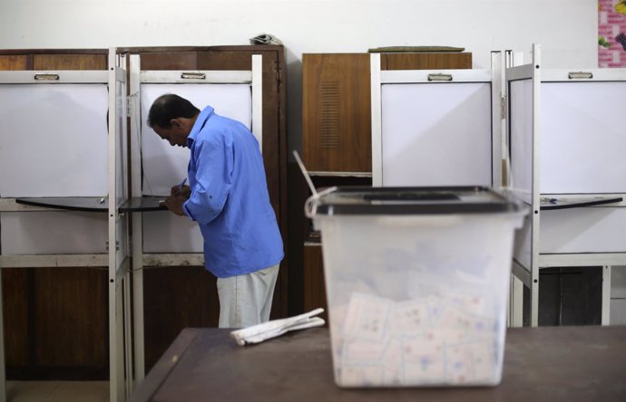 Un votante deposita su papeleta en las elecciones presidenciales de Egipto
