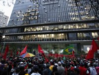 Opositores al Mundial marchan en respaldo a indigentes