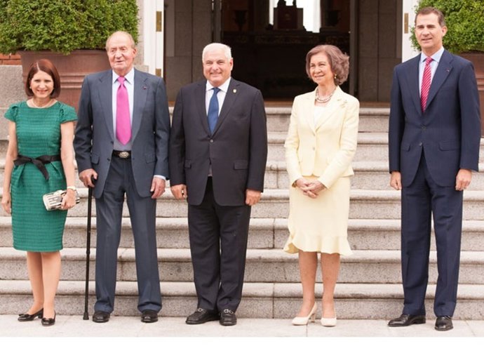 Los Reyes invitan a almorzar al presidente de Panamá Ricardo Martinelli