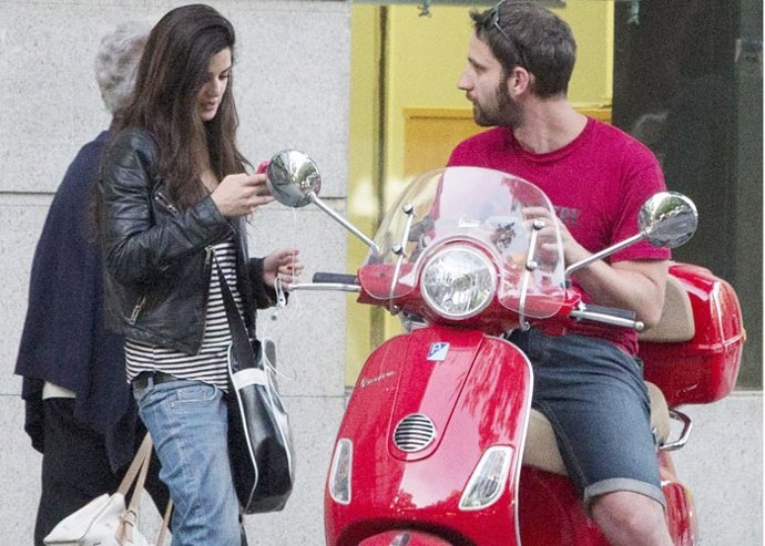 Clara Lago y Dani Rovira de paseo romántico en moto amor Ocho apellidos vascos